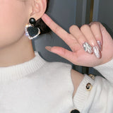 Musta kultainen sydämenmuotoinen korvakoru